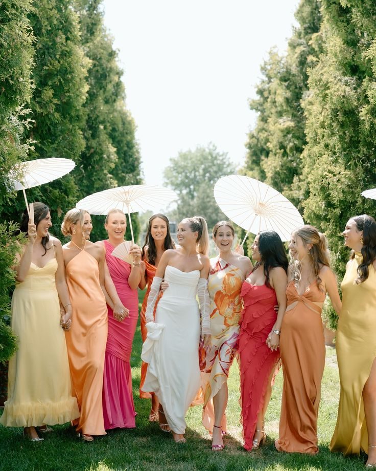 Kleurrijke zomerse jurken voor een huwelijk in Toscane