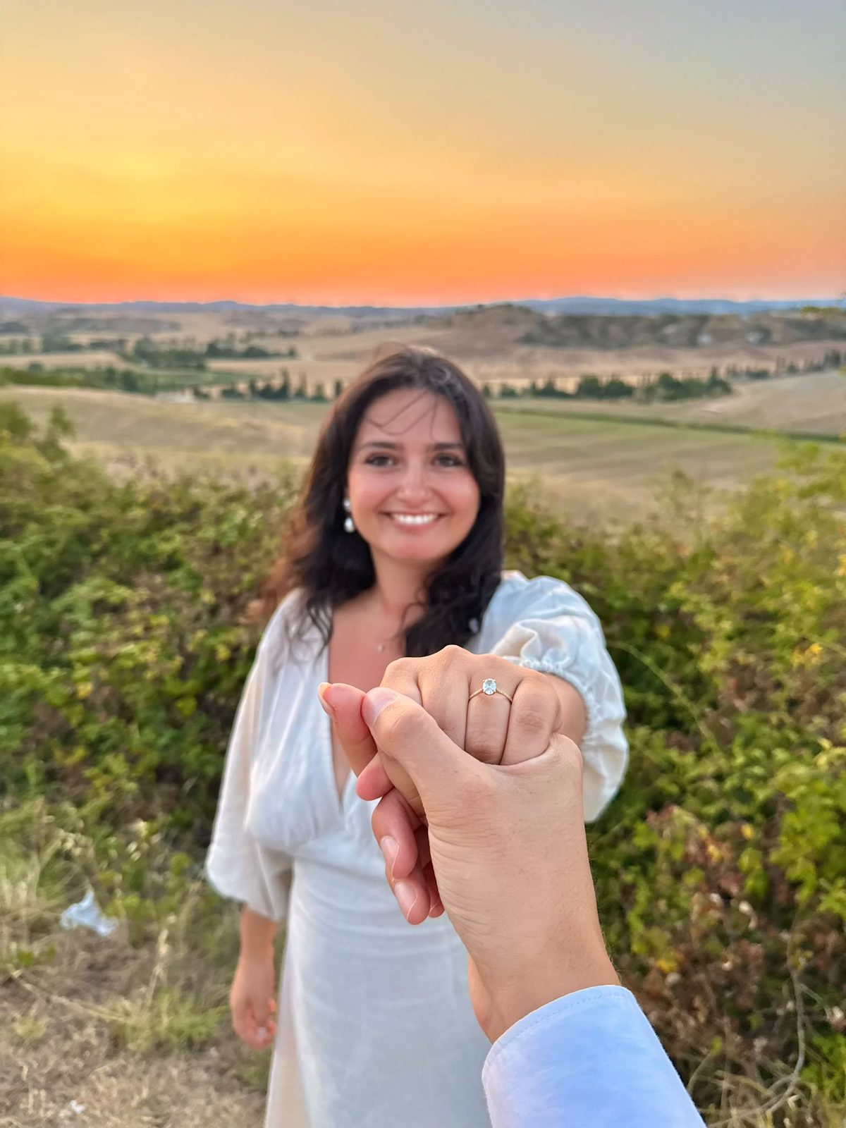 Annicia toont haar verlovingsring in Toscane